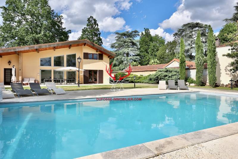 Villa rénovée avec piscine Ecully  Piscine 5 chambres terrain plat studio indépendant