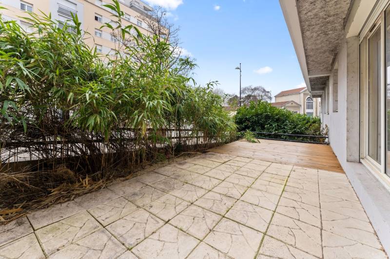 Caluire-et-Cuire, T2 55 m2 avec terrasse 20 m2, en très bon état, cave, au coeur des commodités