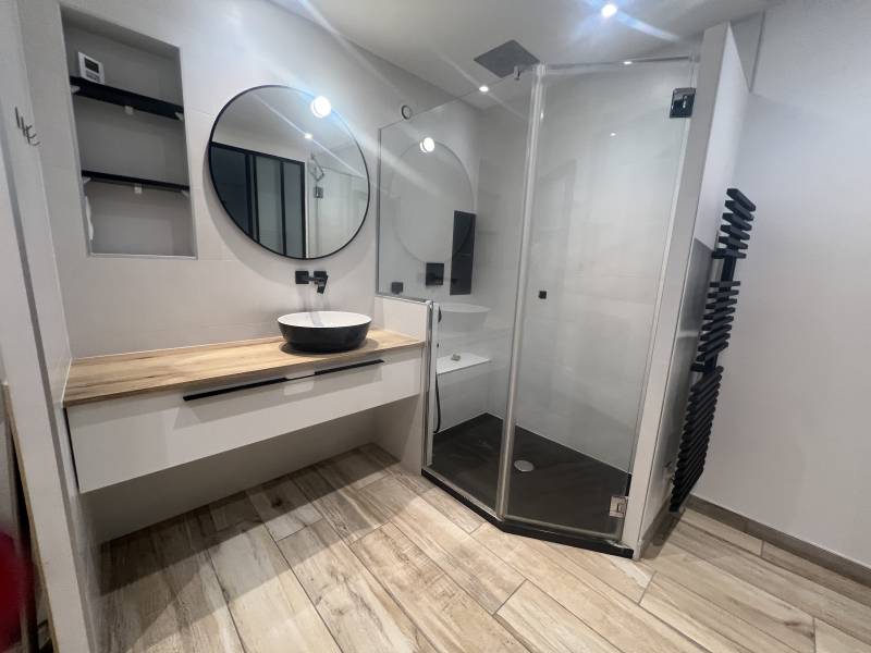 Grenoble, spacieux T7 de 163 m2, 5 chambres, dans rue calme