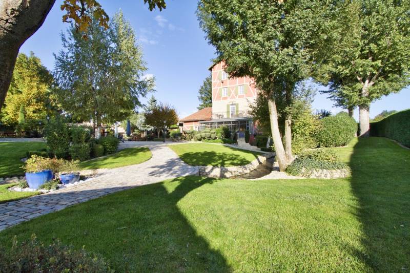 Propriete piscine étang box chevaux Villefranche-sur-Saône Sainte-Euphémie au calme avec étang, piscine, grand terrain, 5 chambres
