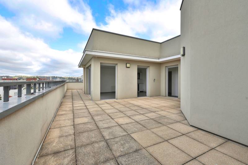 Villeurbanne : Terrasse attique 82m2 accès pièce de vie