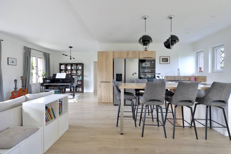 Maison sur les hauteurs de Fontaines-sur-Saône, proche Caluire, au calme avec 5 chambres et possible extension, piscine, accès proche Ombrosa, TCL, gare