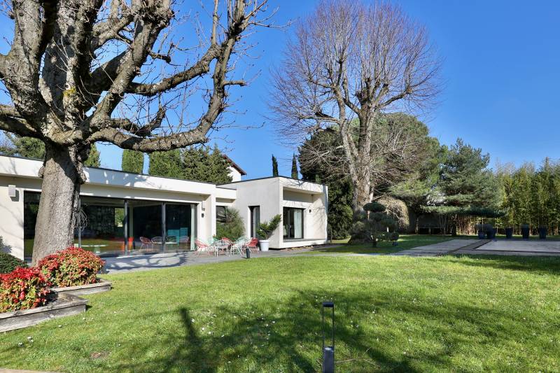 Caluire-et-Cuire Maison 303m2, grand parc arboré, piscine, terrain de pétanque, dépendance.