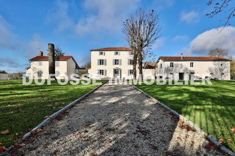 Château au sein d'un domaine de plus de 18 hectares. Saint-Marcel-en-Dombes La Dombes domaine dans les dombes