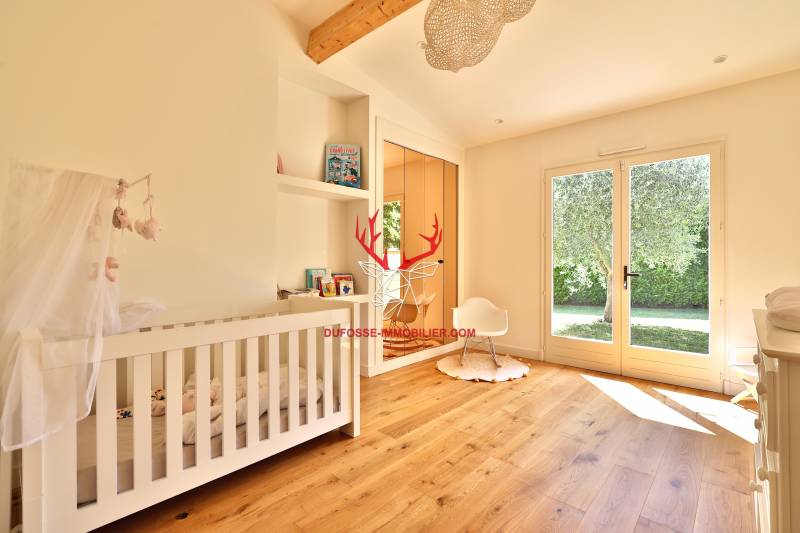 Villa rénovée avec piscine Ecully  Piscine 5 chambres terrain plat studio indépendant