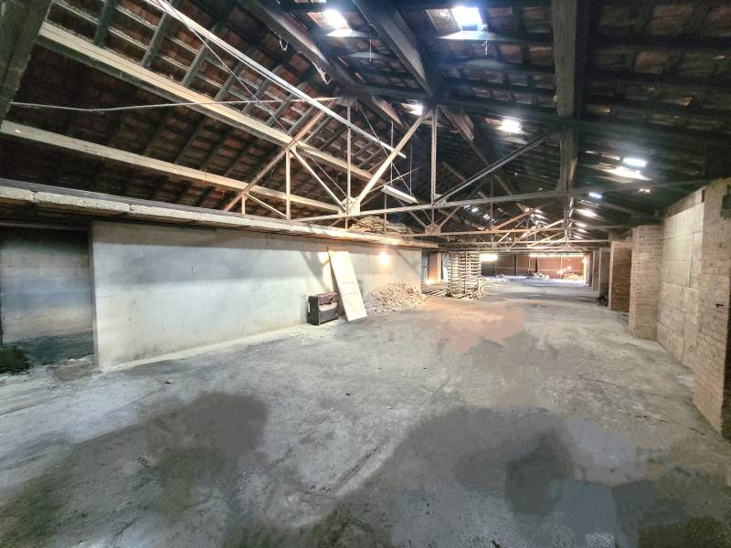 Entrepôt de 33 m de longueur