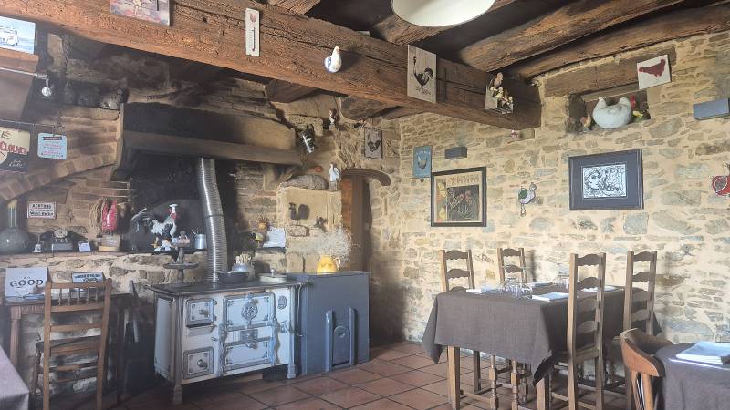 Charme de l'ancien. Poutres et pierres apparentes. Salle voûtée.