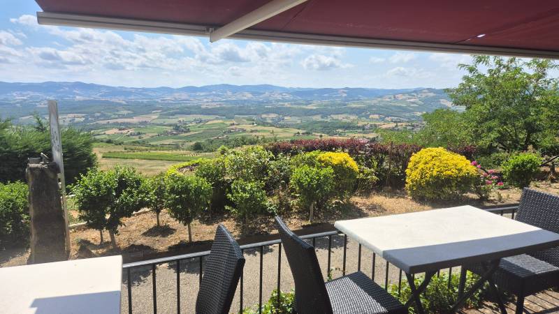 Terrasse de 33 m² assurant 28 couverts