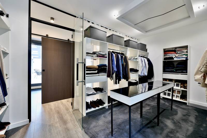villa de luxe avec dressing esprit boutique, située sur les  hauteurs des Monts d'or, limite saint Cyr au Mont d'Or, 483 m², au calme, sans vis a vis. terrain avec vue imprenable sur Lyon et la chaine des Alpes