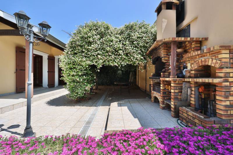 Terrasse ombragée et barbecue