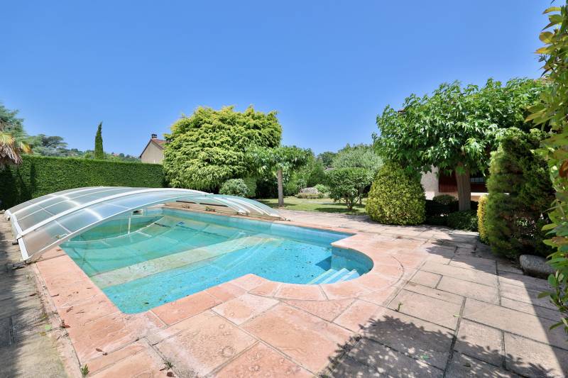 St- Genis-Laval, piscine, calme, belle extérieur, terrasses,