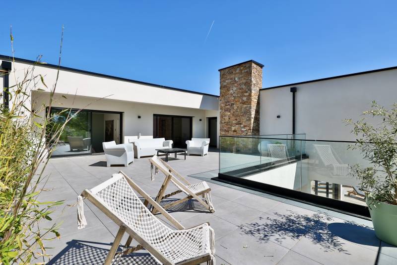 Maison contemporaine Tassin-la-Demi-Lune avec vue, grande piscine, bassin de nage, 5 chambres, salle de cinema, au calme