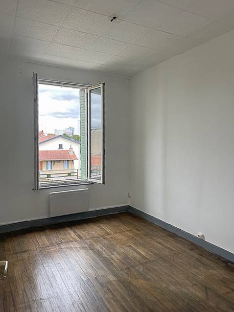 LYON 8 T2  avec travaux idéal pour investissement locatif