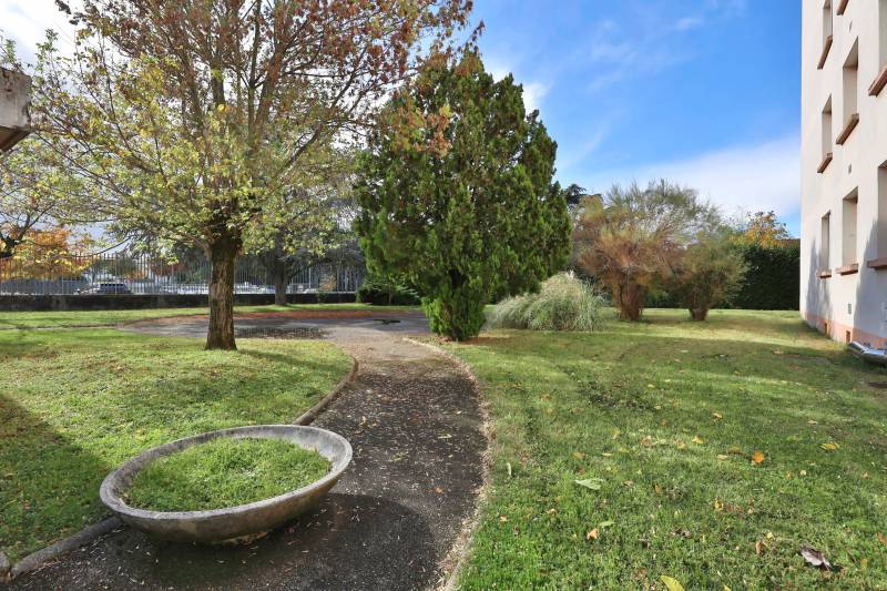 Copropriété fermée avec jardin bien entretenue