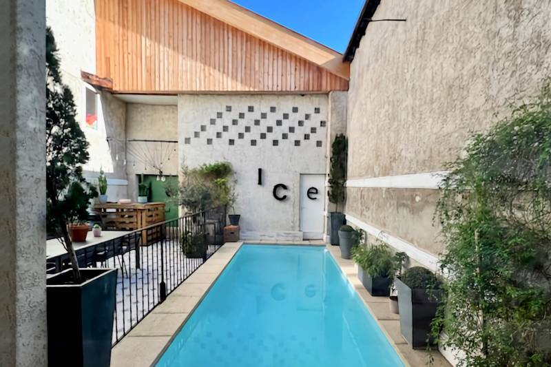 Villeurbanne, RARE maison/appartement atypique, avec patio et piscine chauffée, 4 chambres, grand sous-sol, au calme et au coeur de toutes les commodités