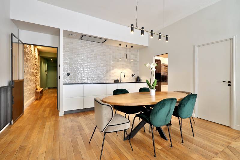 Appartement T 4 bien placé à Lyon 6 avec balcon rénové et calme proche des écoles, transports, commerces et restaurants