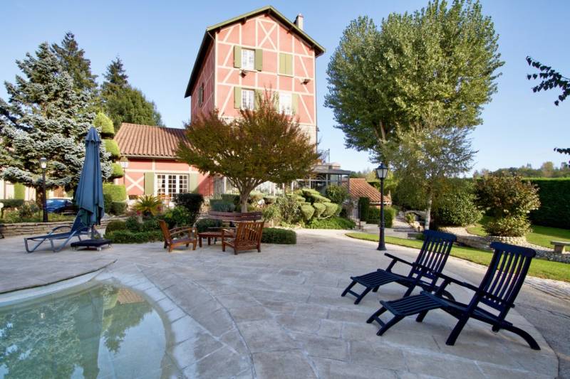 Propriete piscine étang box chevaux Villefranche-sur-Saône Sainte-Euphémie au calme avec étang, piscine, grand terrain, 5 chambres