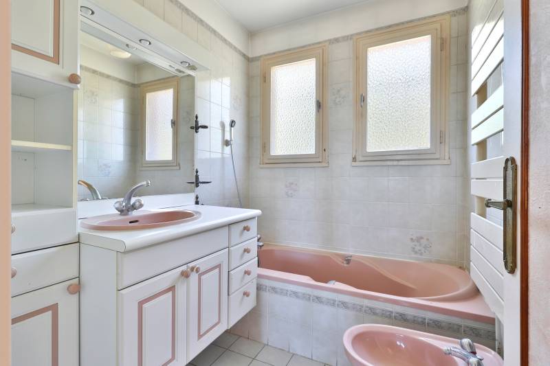 St Genis-les-Ollières, salle de bain lumineuse avec fenêtres