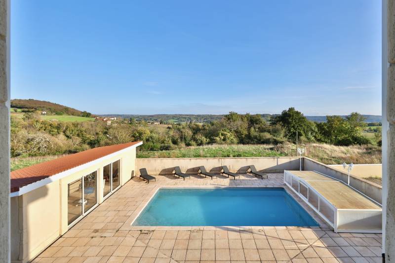 Maison avec piscine et dépendances à Saint-Georges-d'Espéranche