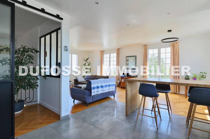 Maison 10 pièces à Soucieu-en-Jarrest aux belles prestations disponible à la vente