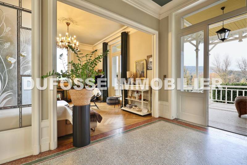 Bien haut de gamme : maison 5 chambres à Caluire-et-Cuire disponible à la vente