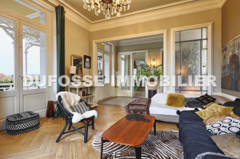 Propriété 5 chambres Caluire Vernay, parc de 7300m2, piscine chauffée, dépendance