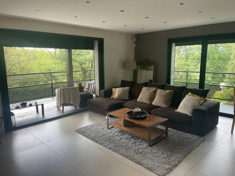 villa 5 chambres à Lissieu en bon état général disponible à la vente