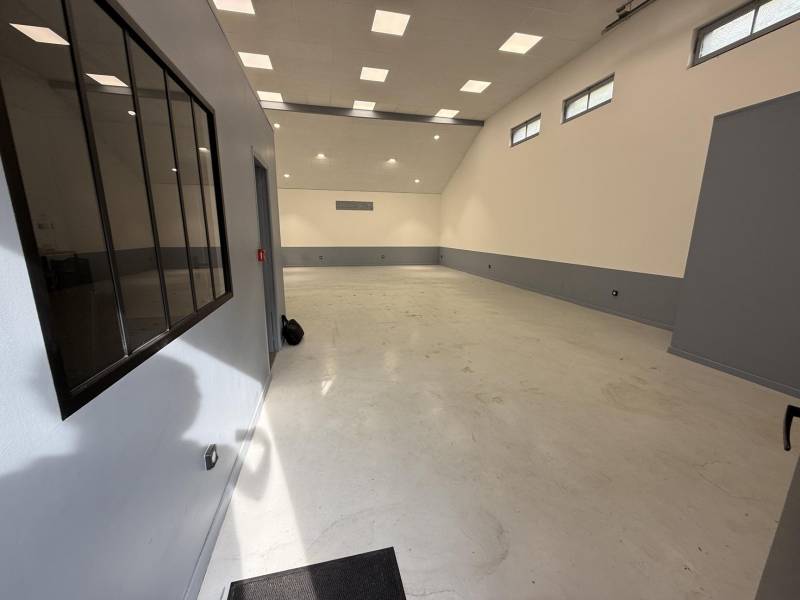Vaulx-en-Velin, droit au bail d'un local de 105 m2