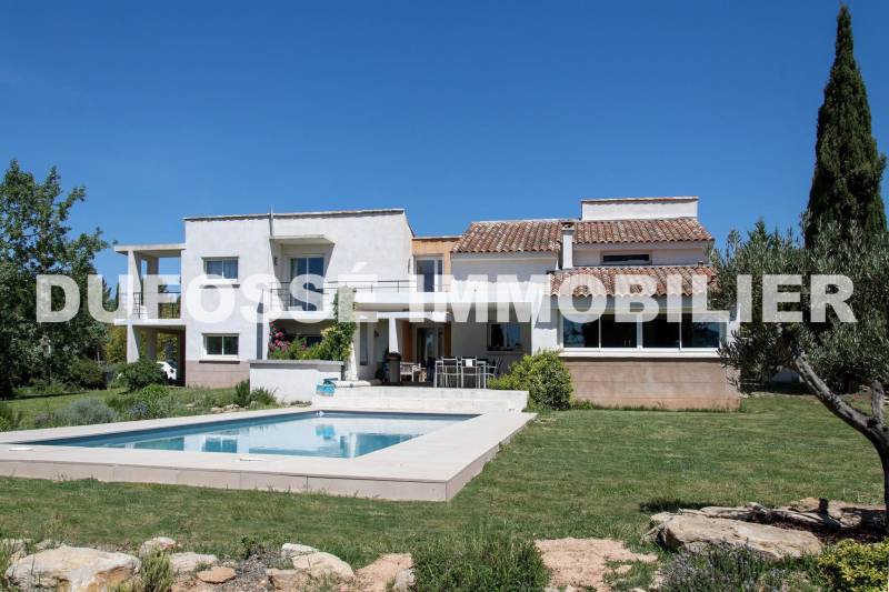 Disponible à la vente : magnifique villa 6 pièces atypique à Pourrières (83), proche AIx-en-Provence, avec dépendance et piscine