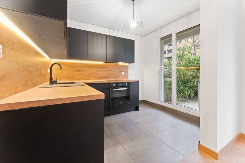 Caluire-et-Cuire, T2 55 m2 avec terrasse 20 m2, en très bon état, cave, au coeur des commodités