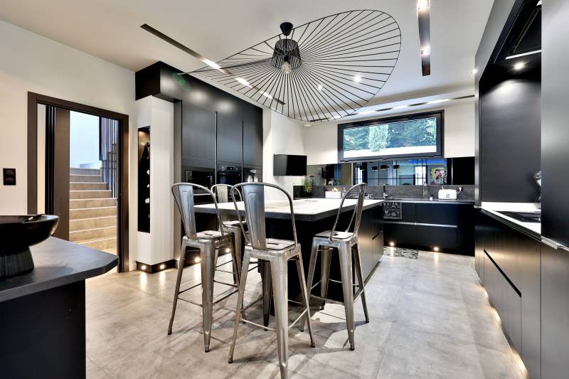 saint-cyr villa d'exception récente, hauteurs des Monts d'or, au coeur du quartier du vieux collonges au mont d'or, limite saint Cyr au Mont d'Or, 483 m², au calme, sans vis a vis. terrain avec vue imprenable sur Lyon et la chaine des Alpes