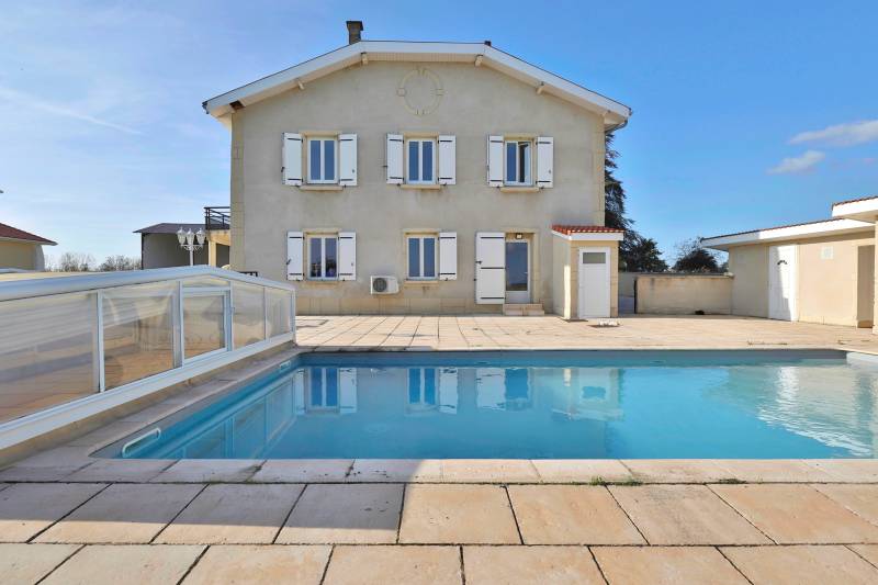 Maison à vendre à Saint-Georges-d'Espéranche avec piscine et grand terrain
