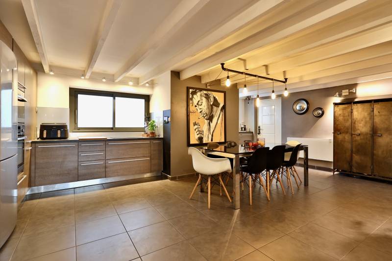 Villeurbanne, RARE maison/appartement atypique, avec patio et piscine chauffée, 4 chambres, grand sous-sol, au calme et au coeur de toutes les commodités