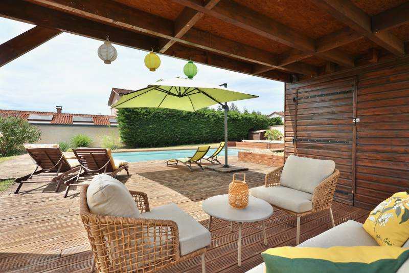 Espace extérieur convivial avec piscine de 5x10, terrasse et pergola bois