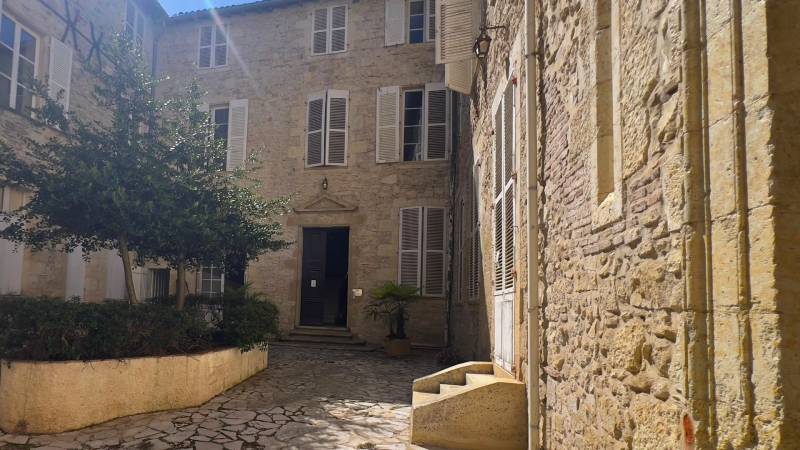 Auch (32) : immeuble de caractère en plein cœur de ville