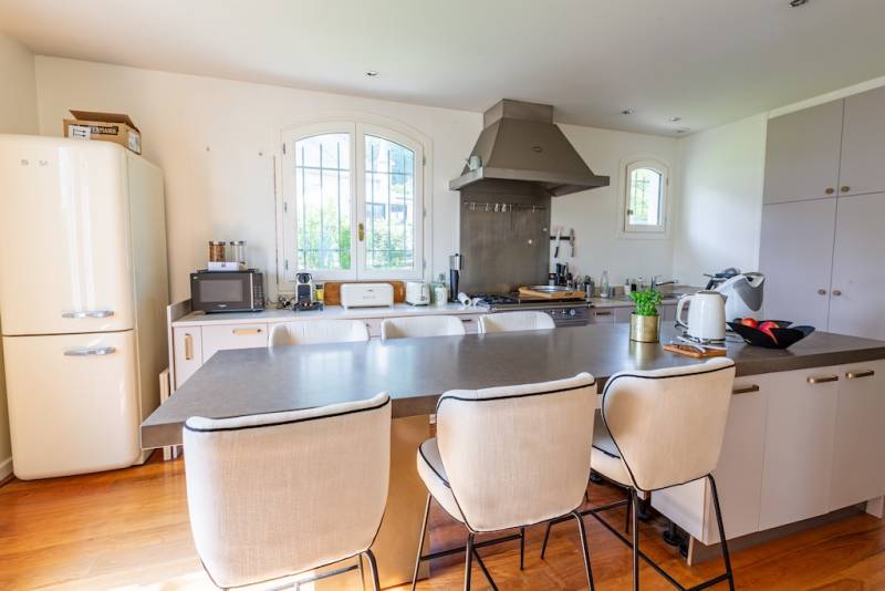 Corenc Montfleury, lumineuse villa 320 m2, 5 chambres, terrain avec piscine proche écoles, commerces et transports, vue Belledonne