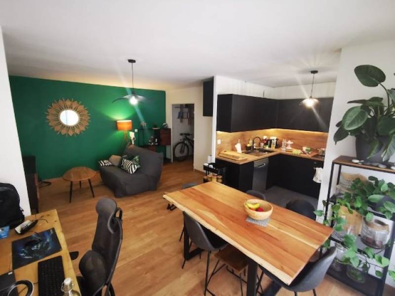 Caluire-et-Cuire, T2 55 m2 avec terrasse 20 m2, en très bon état, cave, au coeur des commodités