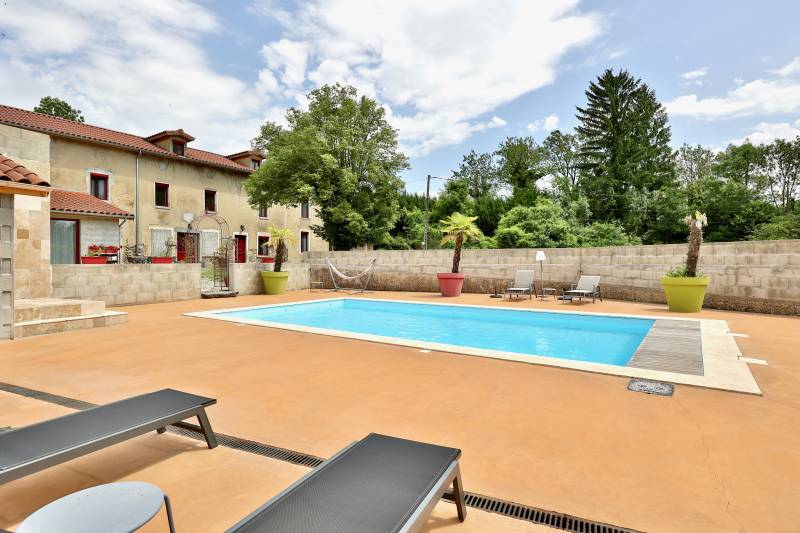 Charmant bien en ISERE comprenant un étang,des écuries,dépendances,