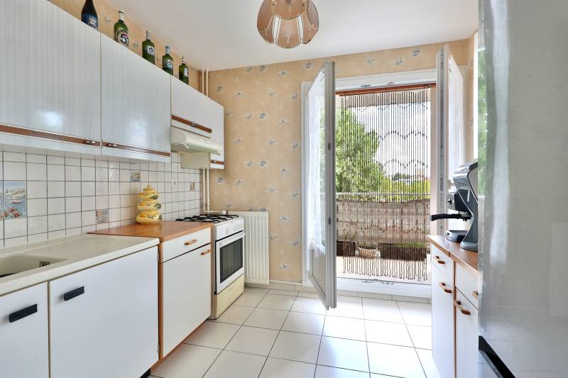 Cuisine semi équipée qui donne sur le balcon