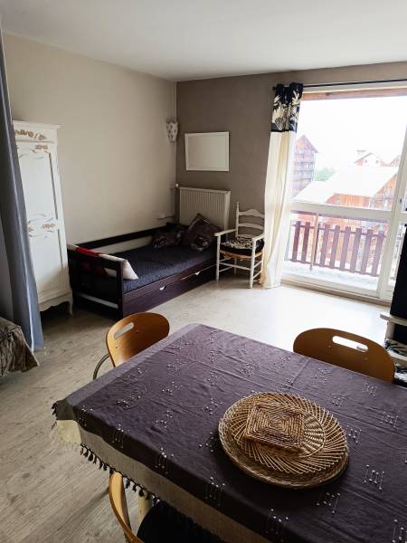 vue dégagée sur les montagnes balcon ensoleillé à vendre