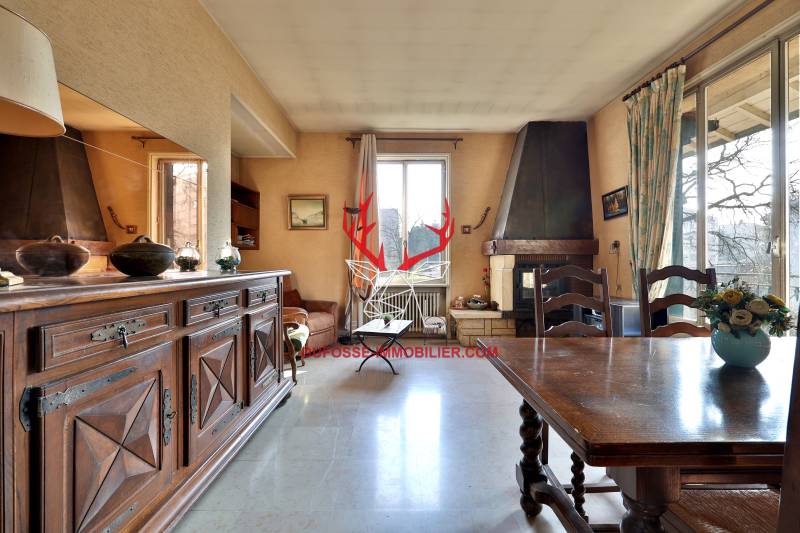 LYON 5 accès direct stations de ski et bord de mer sol marbre cheminée à granules