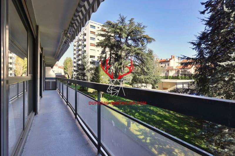 Bel appartement T5 sur Lyon 3 avec parc sécurisée 