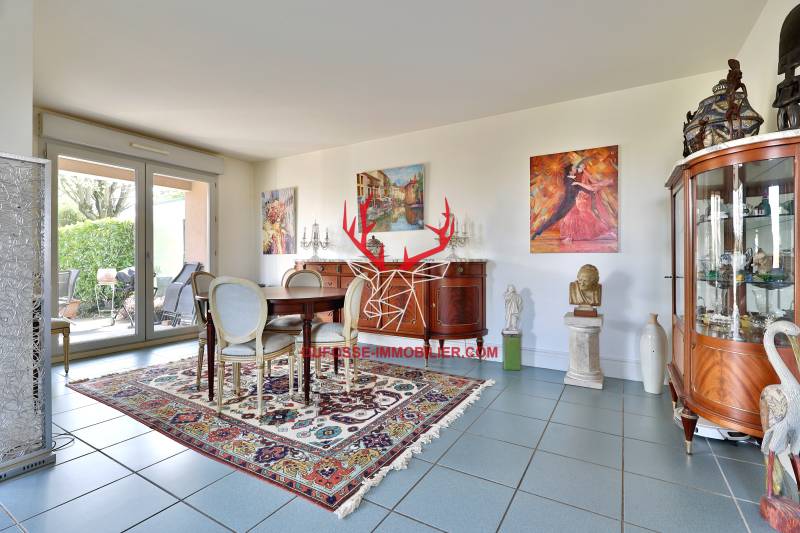 Séjour ensoleillé de 35m2 donnant sur une terrasse carrelée