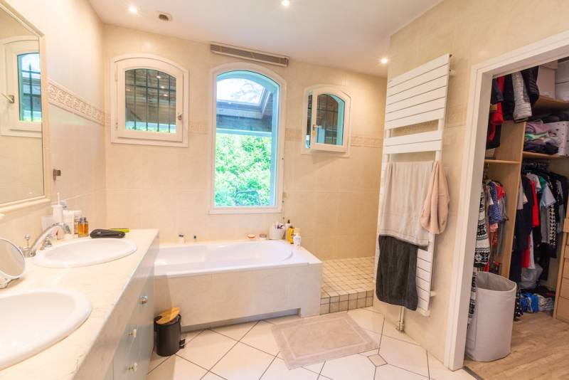 Corenc Montfleury, lumineuse villa 320 m2, 5 chambres, terrain avec piscine proche écoles, commerces et transports, vue Belledonne