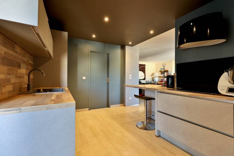 a vendre à Lyon 3 T5 dans résidence de standing avec gardien terrasse cave et double garage