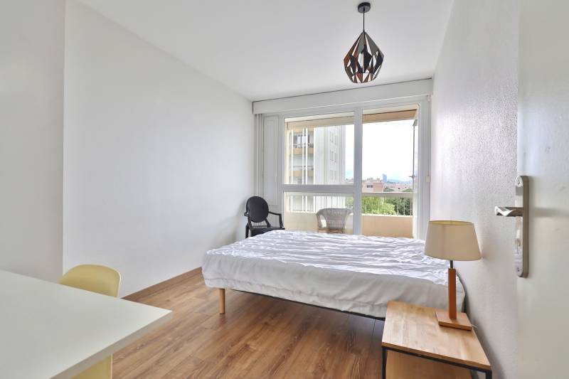 chambre donnant sur le balcon