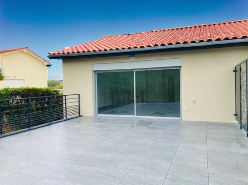 Communay - Elégante maison neuve T5 de 107m² avec terrasse, jardin et stationnements privatifs