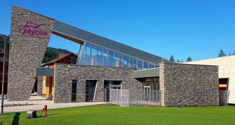 La Joue du Loup Centre, le Devoluy , Locaux Neufs à Vendre ou à Louer de 60 m2 à 450 m2