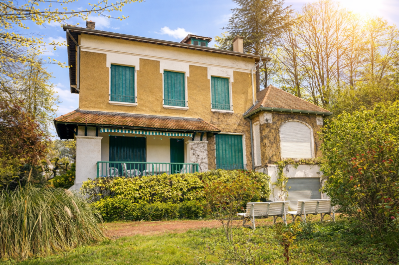 Charbonnières-les-Bains Villa à rénover sur terrain piscinable