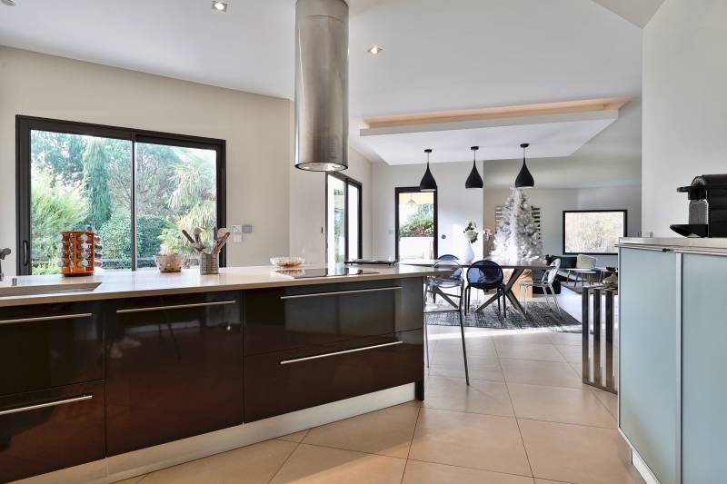 belle cuisine équipée ouverte sur séjour pour cette villa avec grand terrain à Dommartin